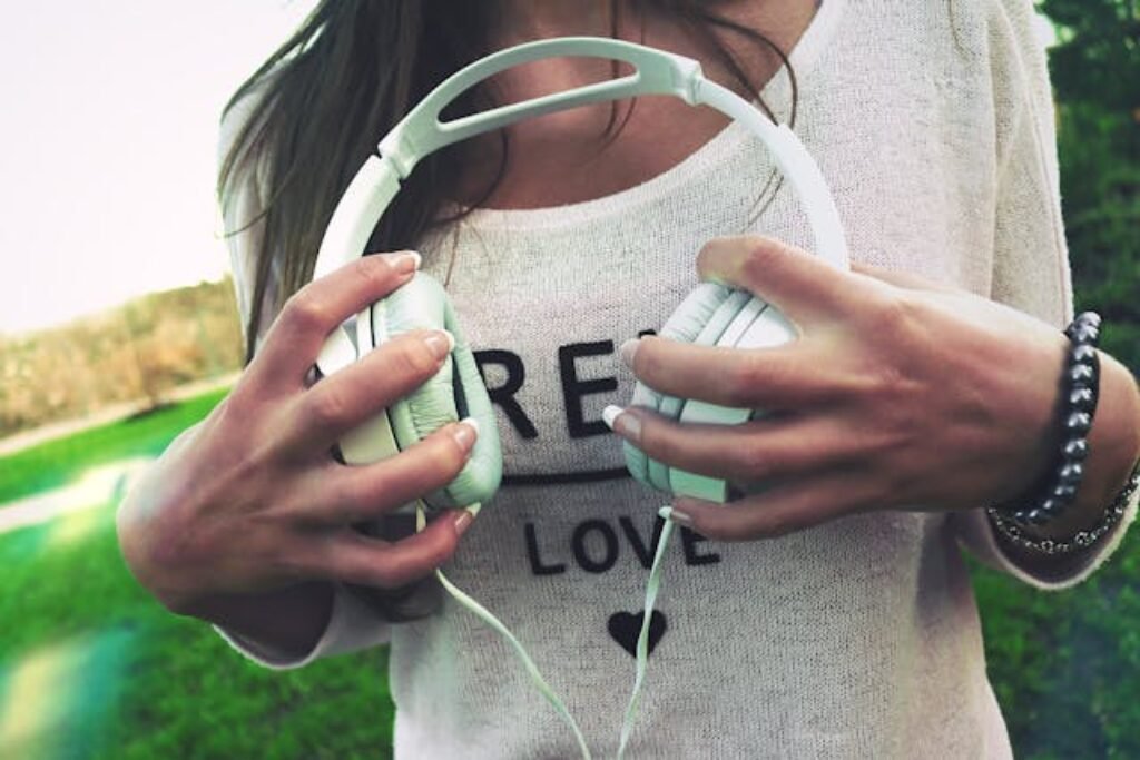 Gaming headphones are engineered for immersive gameplay and clear communication, requiring a specific set of features - Dealibrium